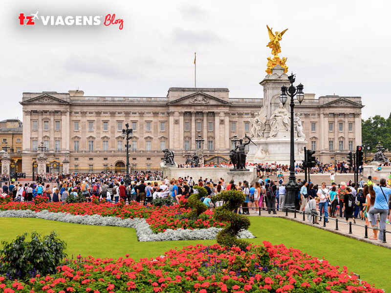 Palácio de Buckingham é um dos cartões postais mais famosos de Londres