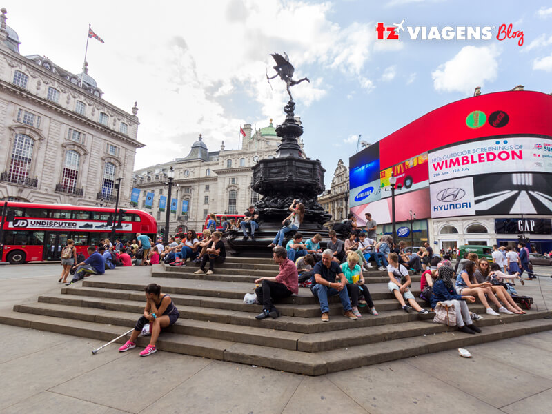 Piccadilly Circus é uma região que congrega os locais mais animados de Londres