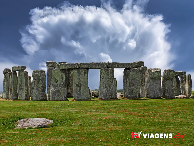 Ponto turístico para visitar em uma viagem para a Inglaterra é Stonehenge