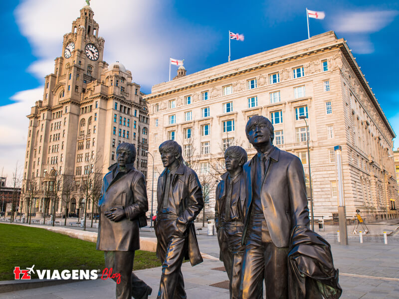 As estátuas dos quatros Beatles caminhando em Liverpool Waterfront