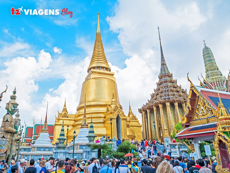 Em uma viagem para a Tailândia você precisa visitar o templo dourado Wat Phra Kaew, o templo do Buda Esmeralda