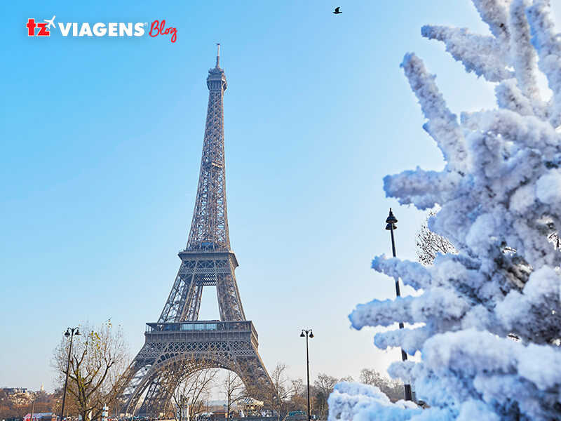 Torre Eiffel em Paris em dias com neve
