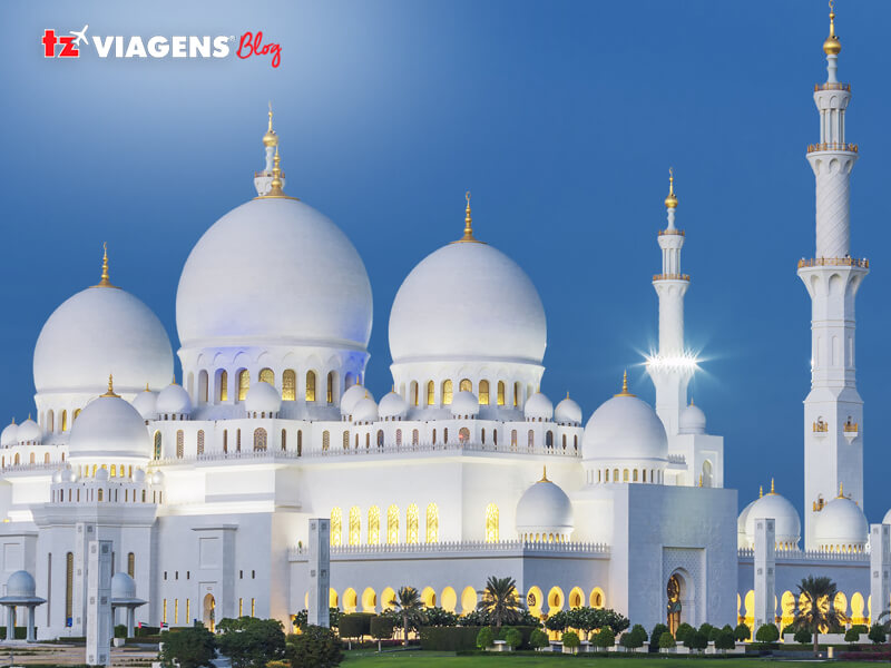 Sheikh Zayed Grand Mosque encanta com suas 80 cúpulas brancas