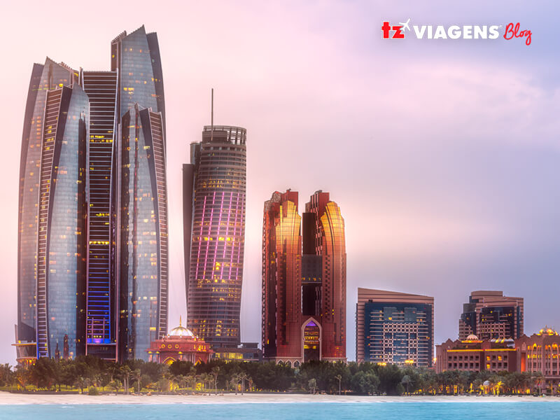 Mais um ponto turístico consagrado em Abu Dhabi, o Etihad Towers é um complexo com cinco arranha-céus com arquitetura futurista