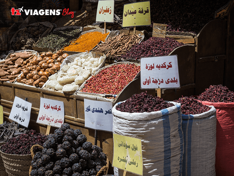 Em uma viagem para o Egito, ir aos mercados egípcios é bastante interessante. Variedade de comidas, temperos, especiarias e ervas são suas marcas. Principalmente em Assuan.