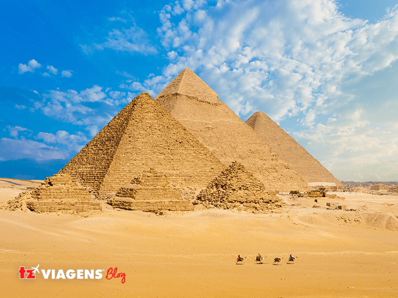 Em uma viagem para o Egito, é imprescindível visitar o complexo composto por vários pirâmides. As famosas Pirâmides de Gizé.