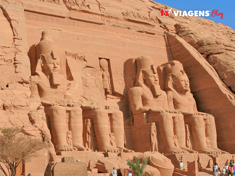 Em uma viagem para o Egito, o Abul Simbel é o ponto final de sua viagem. Com suas imponentes estátuas em sua entrada, abrigam dois grandes templos dentro das rochas.