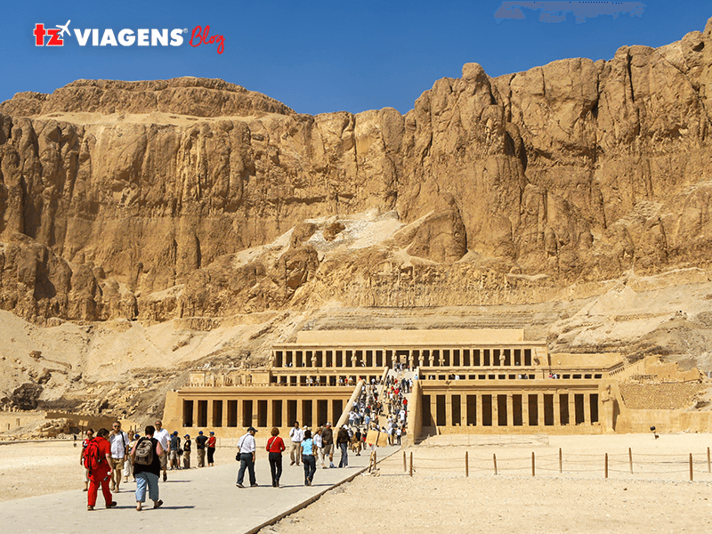 Em uma viagem para o Egito, o vale dos reis é um dos pontos mais importantes. Sua construção dentro de paredes rochosas, guardam a tumba do famoso Faraó Tutancâmon.