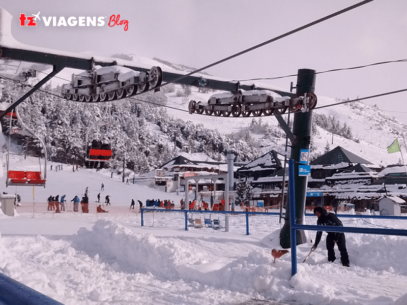 Paisagem com neve de uma estação de esqui, em Bariloche na Argentina. Para visitar nas férias de julho.
