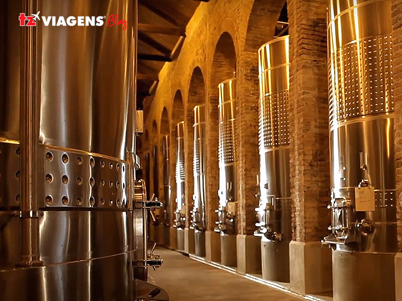 Destino para as férias de Julho, Mendoza na Argentina. Imagem interna de uma fábrica de vinhos, com vários barris de vinho em aço inox.