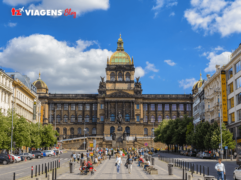 Ao final da lista de pontos turísticos de Praga, chegamos ao Museu Nacional de Praga. Na imagem, a praça Wenceslau e o grande museu ao fundo centralizado.