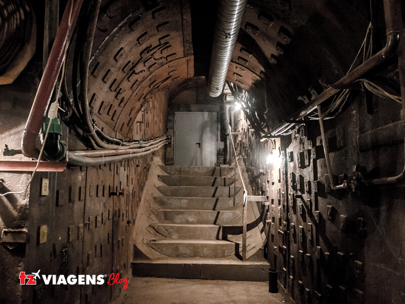 Imagem interna de um bunker da Segunda Guerra Mundial. Um dos pontos turíticos da Rússia.