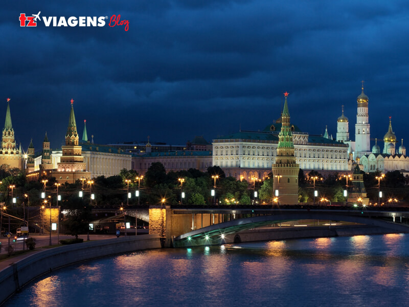 Imagem panoramica do Kremlin de Moscou a noite. Rio a frente, ponte e Kremlin ao fundo. O Kremlin de Moscou faz parte da lista de 10 Pontos turísticos da Rússia que você precisa conhecer.