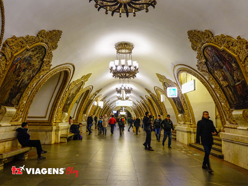 Imagem interna de uma estação de metrô em Moscou. As estações de metrô de Msocou fazem parte dos pontos turísticos da Rússia que você precisa conhecer.