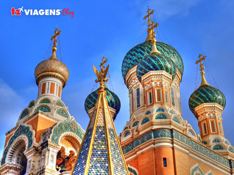 Foto aproximada da catedral São Basílio em Moscou, que é um dos pontos turísticos da Rússia.