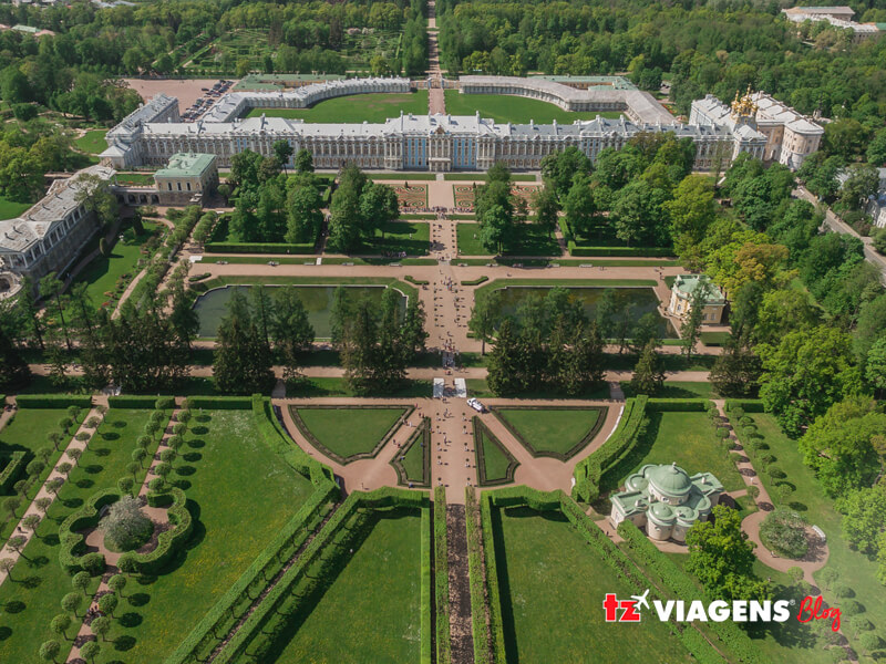 Foto aérea do palácio e jardins Catarina. É um dos pontos turísticos da Rússia para conhecer.