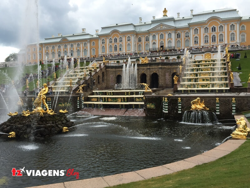 Imagem da fachada do complexo Peterhof, em São Petersburgo. É um dos pontos turísticos da Rússia para conhecer.