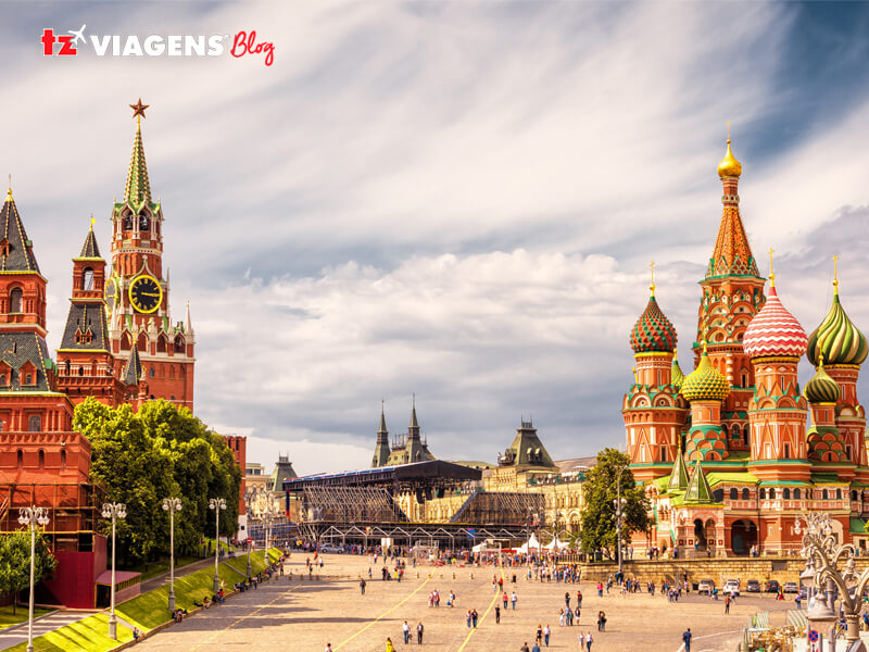 Imagem plano aberto da Praça Vermelha, em Moscou. Canto esquerdo o Museu Histórico Estatal e canto direito a Catedral São Basílio. O ponto faz parte da lista de 10 Pontos turísticos da Rússia que você precisa conhecer