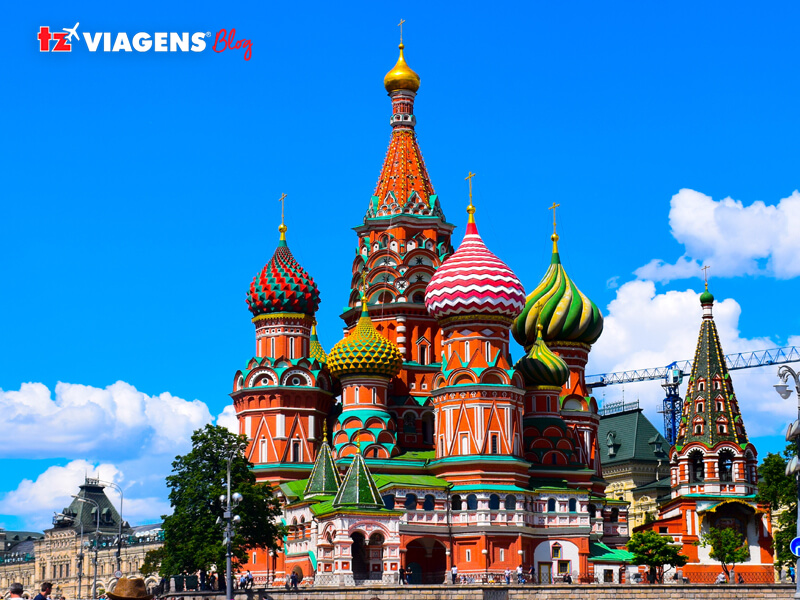 Foto da colorida Catedral São Basílio, ao fundo um céu bem azulado. A Catedral faz parte da lista de 10 Pontos turísticos da Rússia que você precisa conhecer.