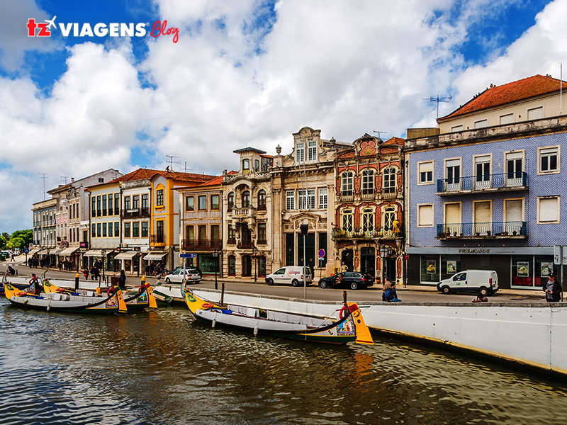, Portugal. É um ponto para conhecer em uma Viagem para Portugal. Na foto o rio, barcos e ao fundo os prédios históricos.