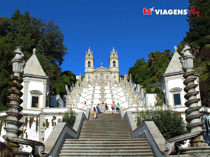 Bom Jesus do Monte é um santuário de Braga, Portugal. É um ponto para conhecer em uma Viagem para Portugal. Na imagem a escadaria vista de baixo para cima, com a igreja de fundo. 