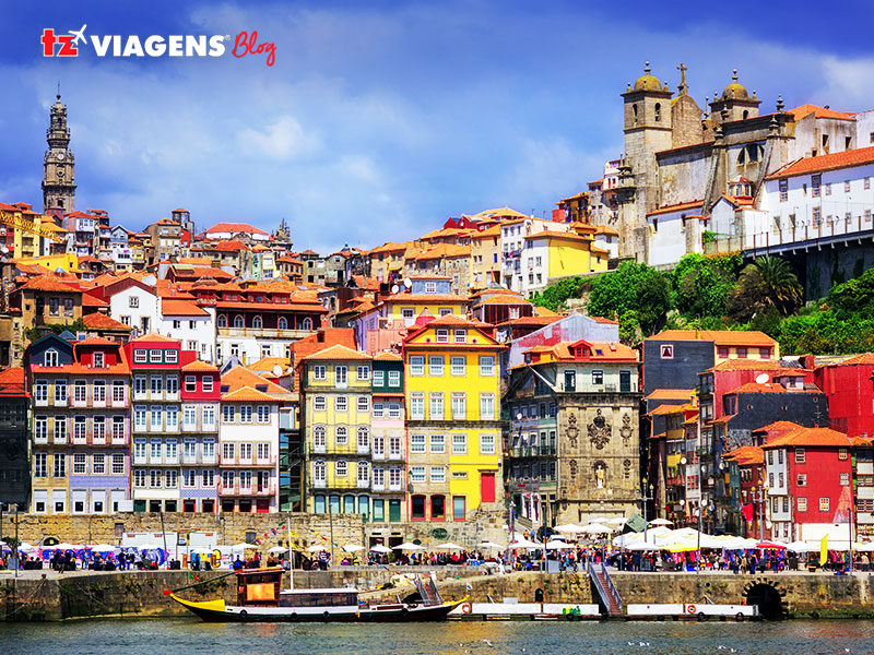 Ribeira do Porto é um ponto para conhecer em uma Viagem para Portugal. Na imagem a ribeira e ao fundo as casas, torre e a Sé do Porto.