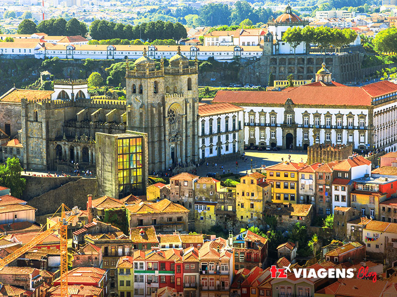Sé do Porto é , Portugal. É um ponto para conhecer em uma Viagem para Portugal. Na imagem a Sé vista aérea e outras casas ao redor.