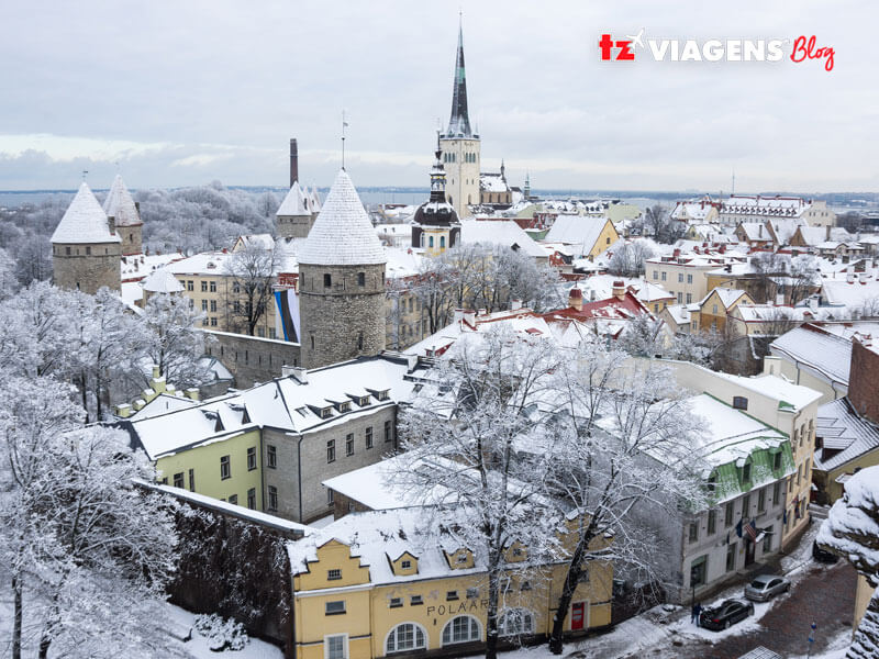 Cidade de Tallin coberta por neve 