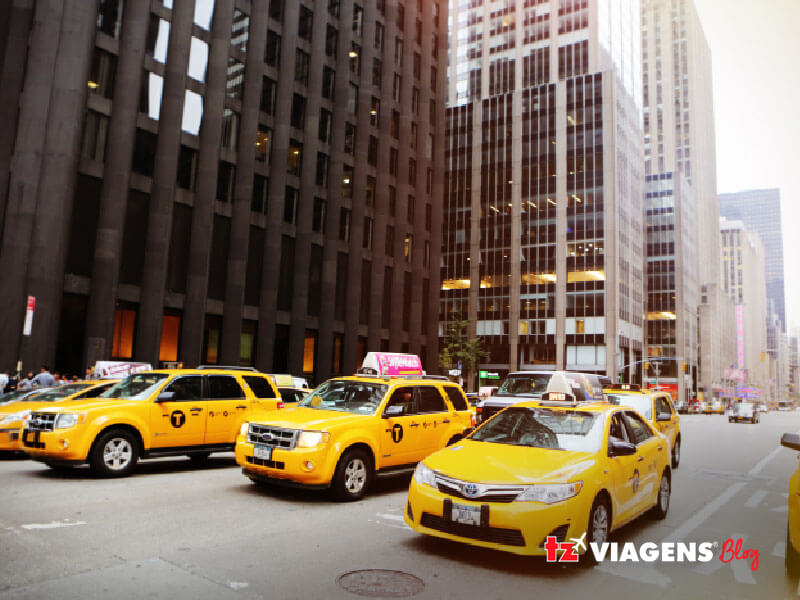 Táxis circulando pela cidade de New York