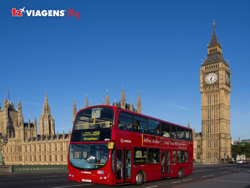 Cidade de Londres com o ônibus Routemaster e o Big Ben no fundo 