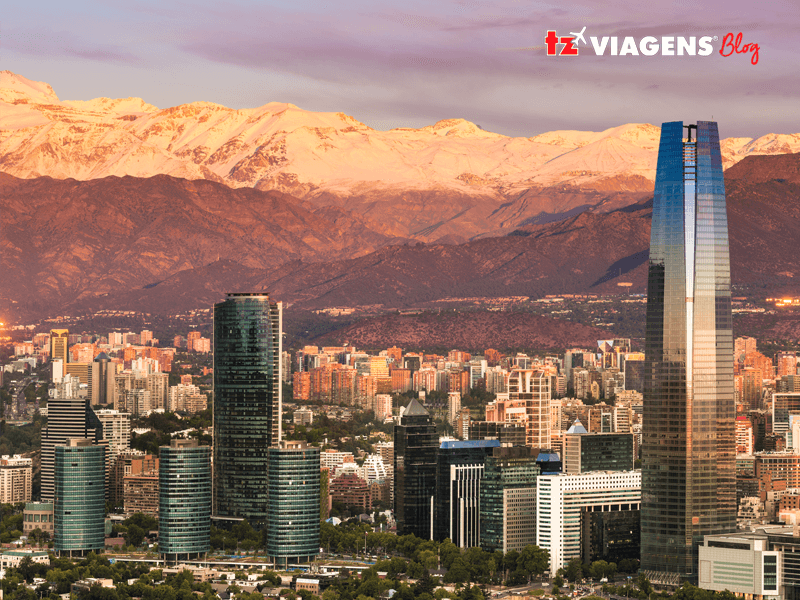 Vista da cidade de Santiago com as Cordilheiras dos Andes ao fundo e o maior prédio da América Latina em destaque