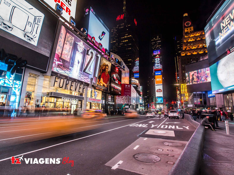 Times Square, em Nova York, uma das cidades mais famosas entre as pessoas que fazem viagem para os Estados Unidos  
