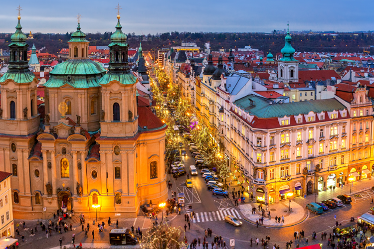 Lista de Pontos turísticos de Praga. Imagem panorâmica da cidade de Praga, ao entardecer, na República Tcheca.