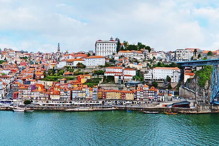 Ribeira do Rio Douro, em Porto. Foto tirada na ponte Dom Luis I. Um dos destinos de uma Viagem para Portugal