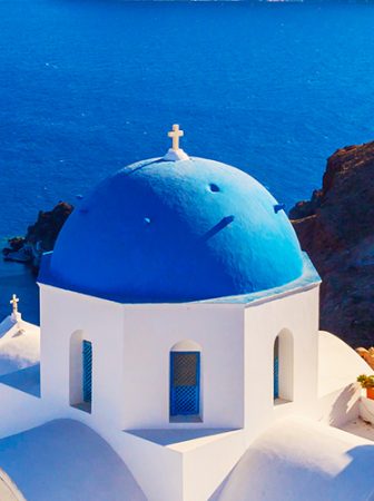 Igreja e, ao fundo, o mar azul de Santorini