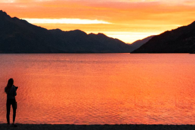 Pôr do sol em um lago na Nova Zelândia